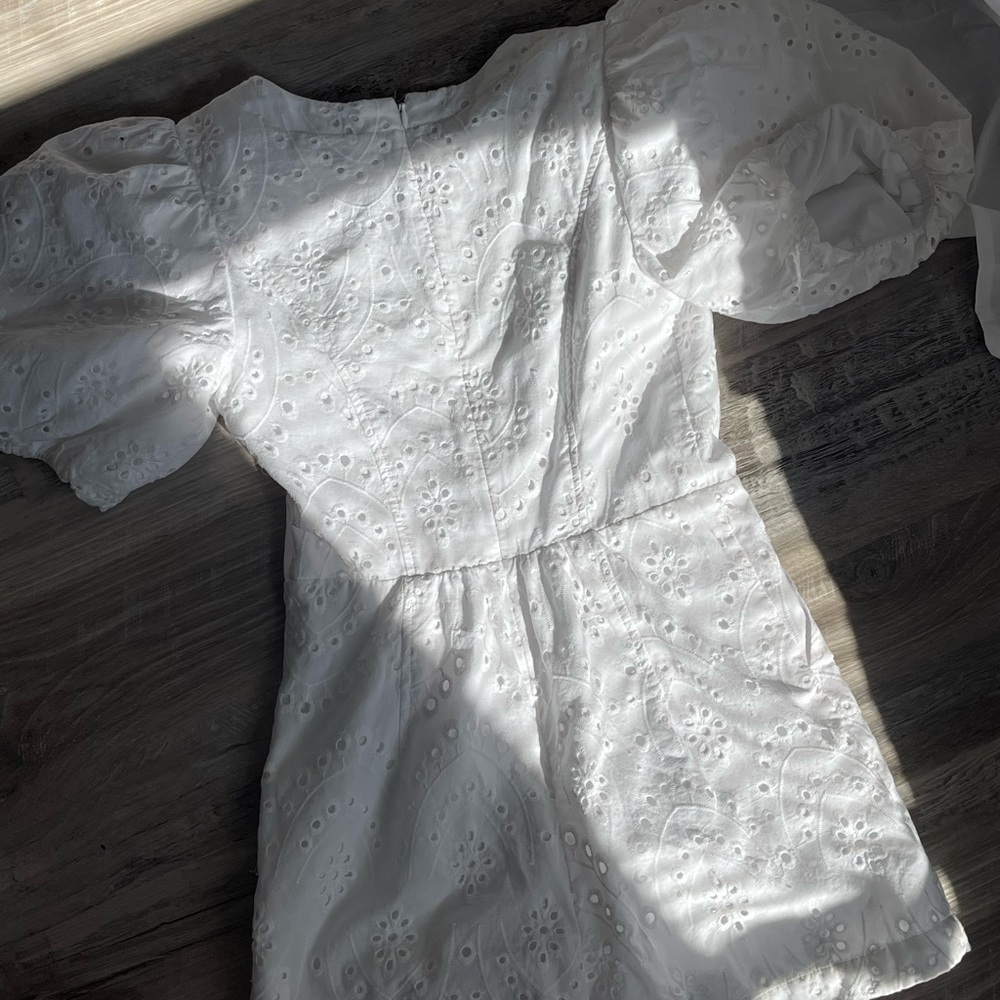 Express Eyelet Romper In White - Picture 4 of 5